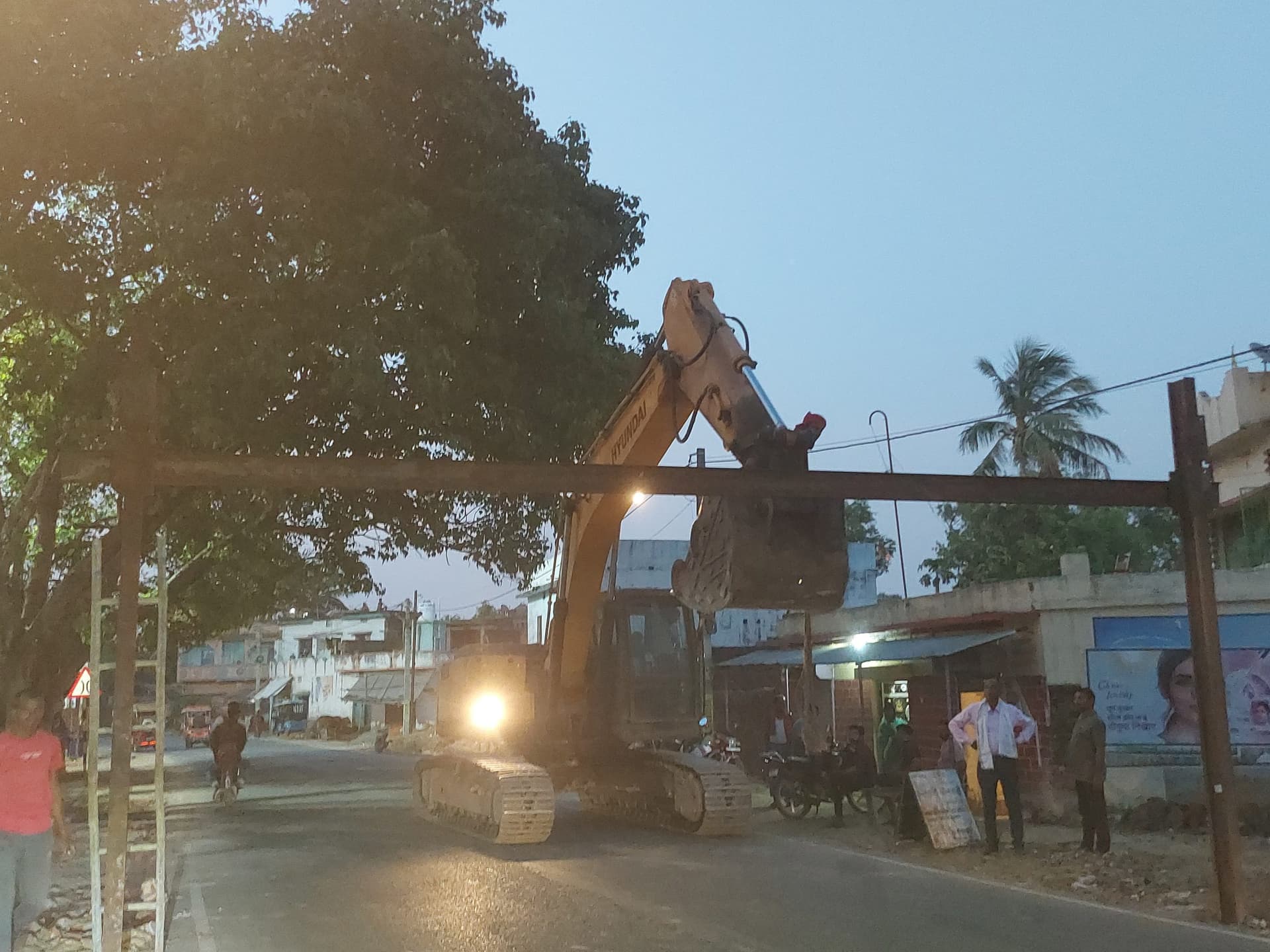 सैजपुर के ओढ़नी पुल पर लगाया गया लाेहे का गार्डर, बड़ी व भारी वाहनों का प्रवेश बंद