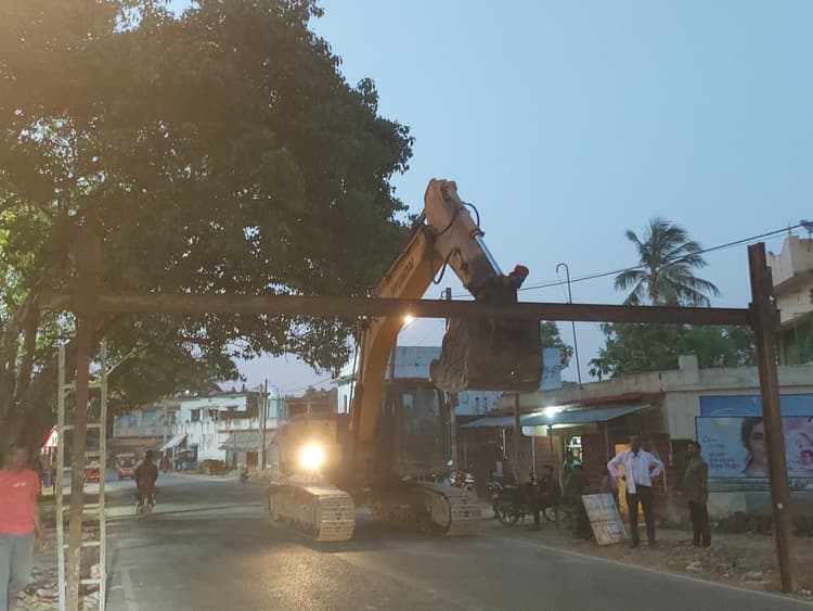 सैजपुर के ओढ़नी पुल पर लगाया गया लाेहे का गार्डर, बड़ी व भारी वाहनों का प्रवेश बंद