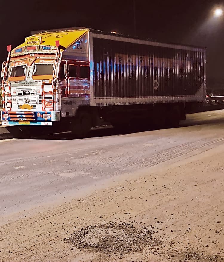 42 पशुओं को कराया गया मुक्त, दो तस्कर गिरफ्तार, ट्रक जब्त