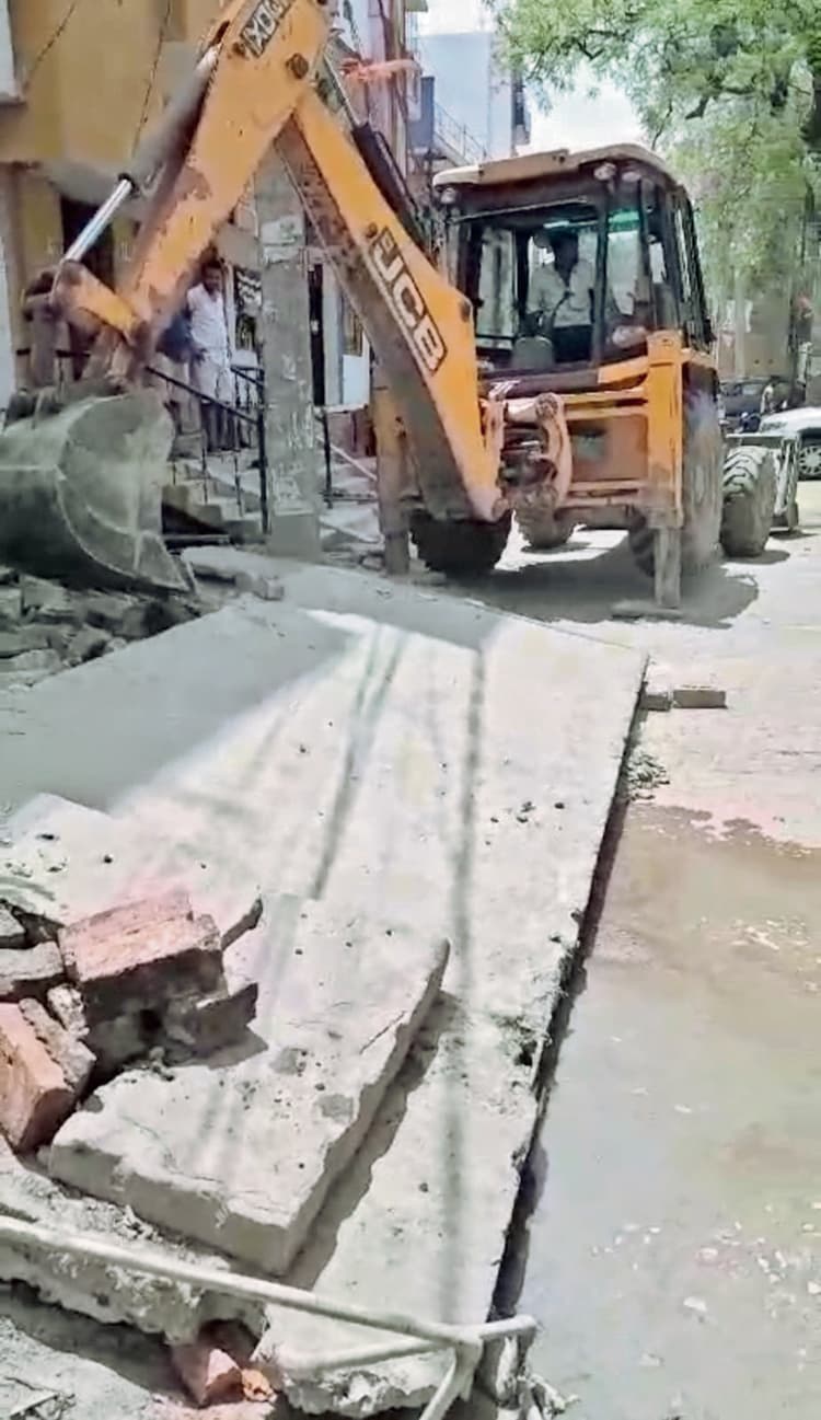 नालों पर बने मकान व सीढ़ी पर चला बुलडोजर, कई ने मार्बल और टाइल्स लगाकर घर में जाने के लिए बनायी थी सीढ़ी, हुई जमींदोज