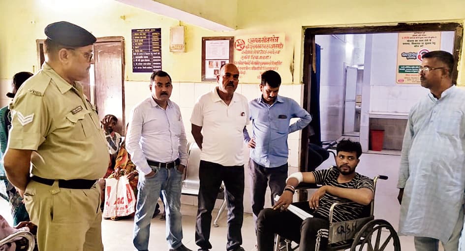 पश्चिम रेलवे ढाला के समीप उचक्कों ने यात्री का मोबाइल छीना, मढ़ौरा में अपराधियों ने दो बाइक सवारों को पीटा, जख्मी