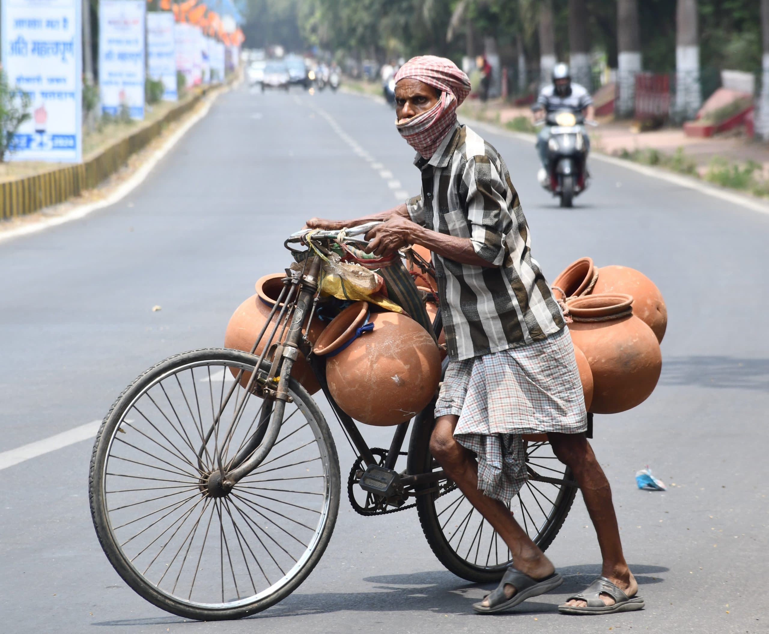 चिलचिलाती गर्मी से सभी परेशान, पर पेट की खातिर निकलने की है मजबूरी