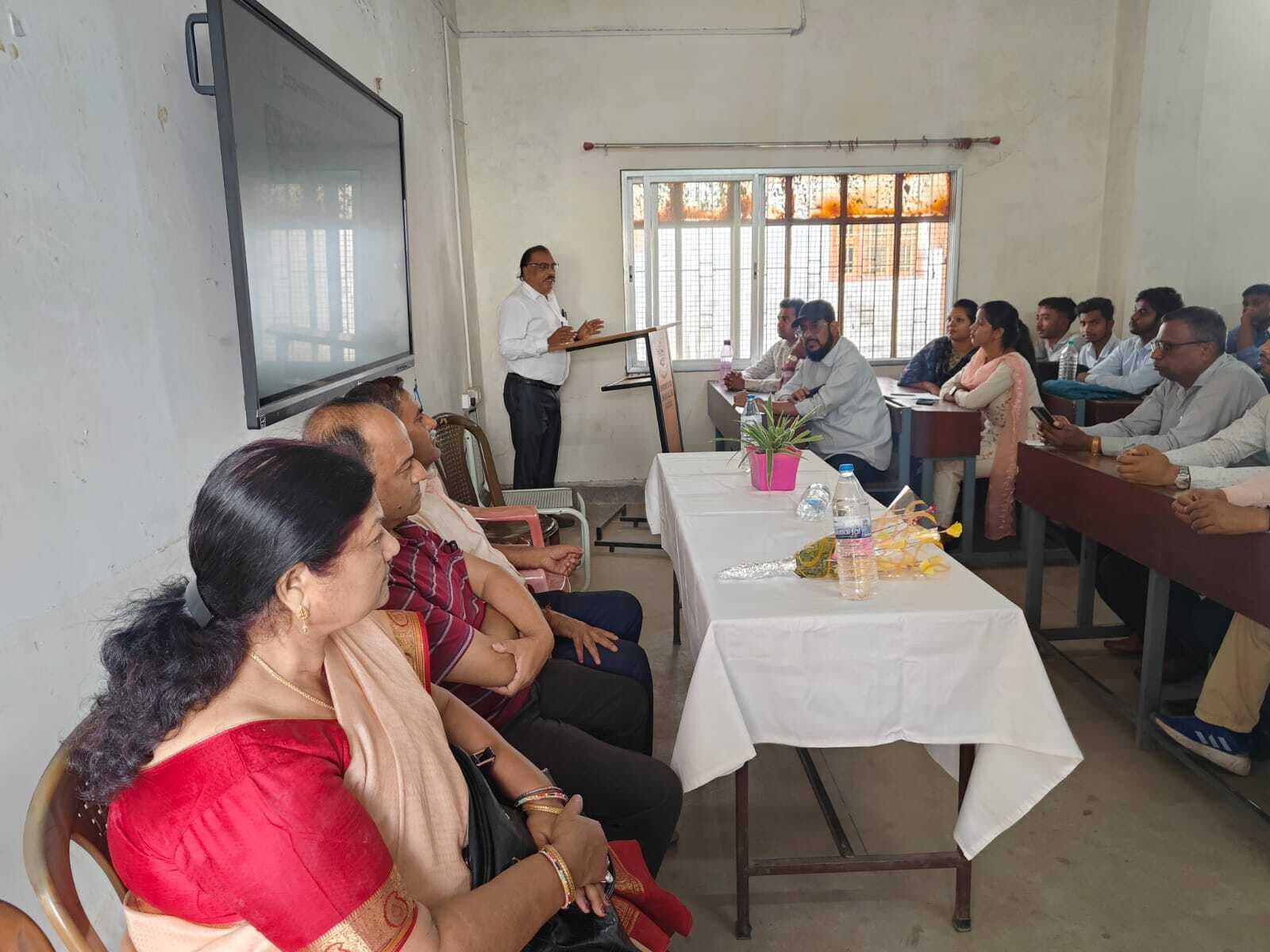 अन्नदा कॉलेज में वेस्ट मैनेजमेंट पर व्याख्यानअन्नदा कॉलेज बायोटेक्नोलॉजी विभाग ने मैथमेटिक्स, केमिस्ट्री और फिजिक्स विभाग के साथ मिलकर वेस्ट मैनेजमेंट पर व्याख्यान का आयोजन किया। इस कार्यक्रम के मुख्य वक्ता डा. के. के. गुप्ता, सी.सी.डी.सी विनोबा भावे यूनिवर्सिटी एवं एसोसिएट प्रोफेसर जूलॉजी विभाग थे। डा. गुप्ता ने 3 आर के बारे में बताया, रिड्यूस, रियूज, रिसाइकल और अपशिष्ट पदार्थ के प्रबंधन की बात की। प्रो इन चार्ज डा. सुभाष कुमार ने डा. गुप्ता को पुष्प दे कर सम्मानित किया।कार्यकम का सम्बोधन रोहित कुमार, बायोटेक्नोलॉजी विभाग एवं धन्यवाद ज्ञापन डा. ललिता राणा ने किया। कार्यक्रम के आयोजन में प्रो. अनुभा कुमारी एवं प्रो. प्रेरणा शर्मा बायोटेक्नोलॉजी विभाग की मुख्य भूमिका रही। प्रिंसिपल इन चार्ज डा. नीलमणि मुखर्जी ने इस तरह के कार्यक्रम के आयोजन की सराहना की। व्याख्यान में डा. जे. पी सान्याल, डा. नौशाद अनवर, डा. बी. धर, डा. सोमेन चंद्रा, डा. अंजन चौधरी, डा. बादल रक्षित, आकाश गोराई एवं ढेरों छात्र छात्राएं उपस्थित थे।