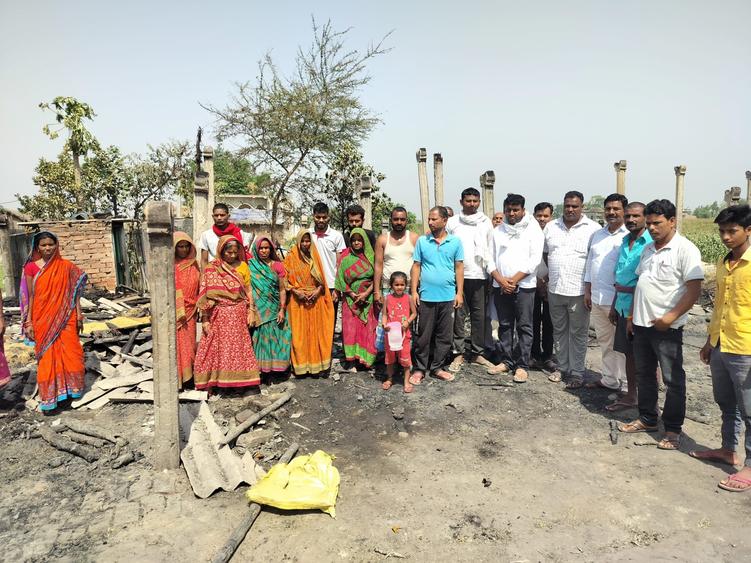 आग से आधा दर्जन से अधिक घर पूरी तरह से जलकर राख