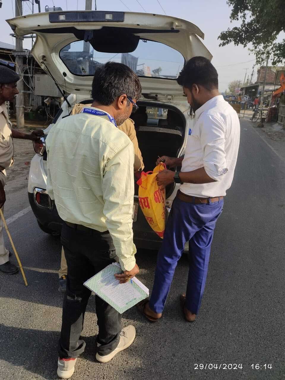 जिले से बाहर जाने वाले सभी प्रकार के वाहनों की हो रही सघन जांच