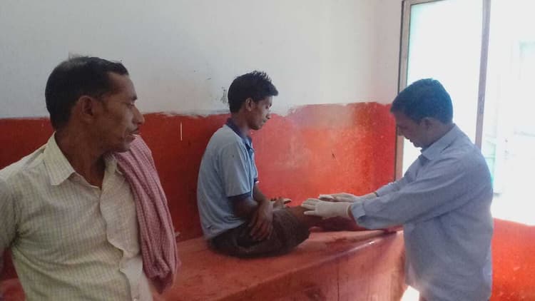 पिकअप के धक्के से बाइक चालक पिता व पुत्र जख्मी