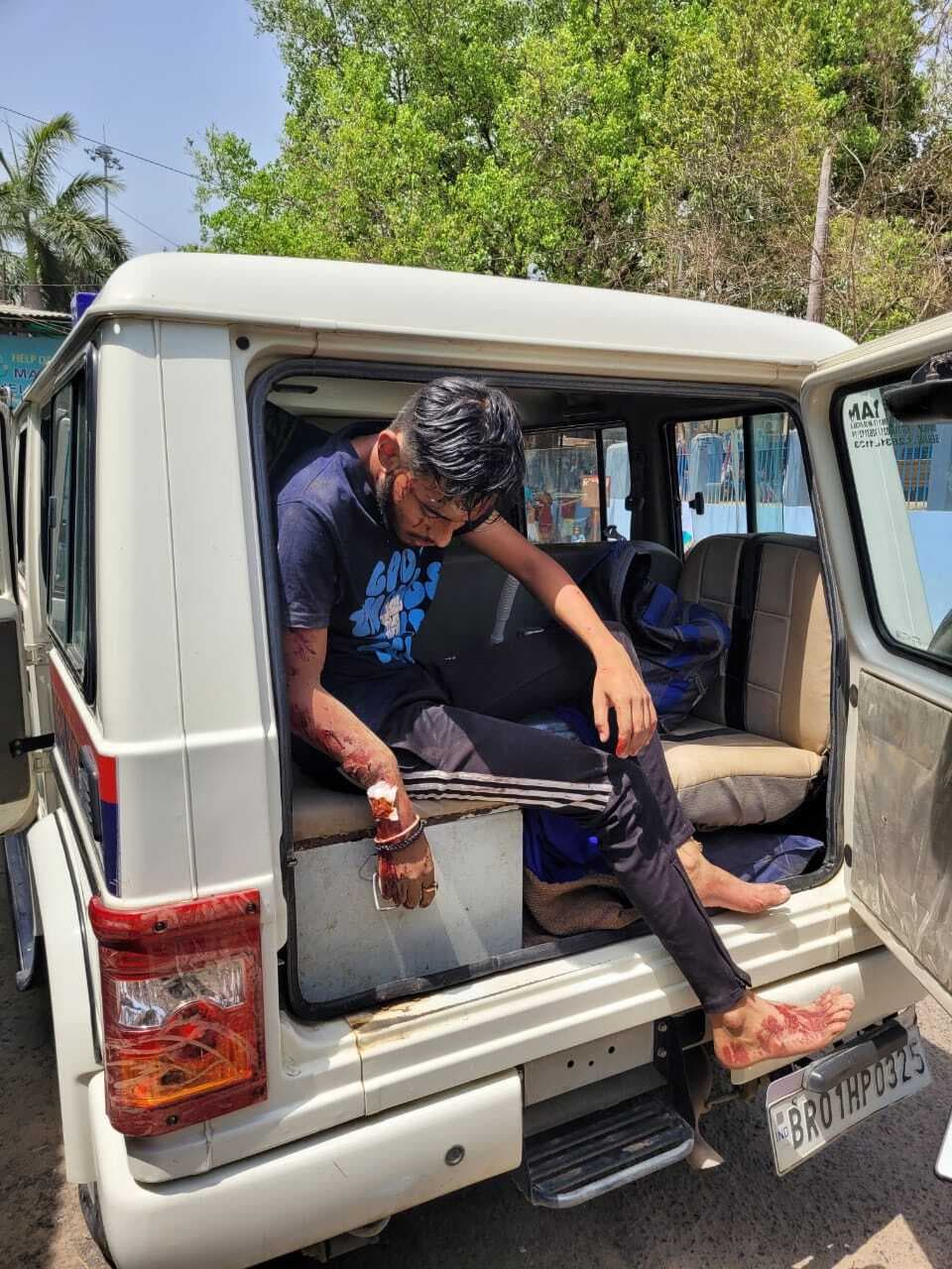 तेज रफ्तार कार अनियंत्रित होकर घर से टकरायी, दो लड़के, दो लड़की घायल