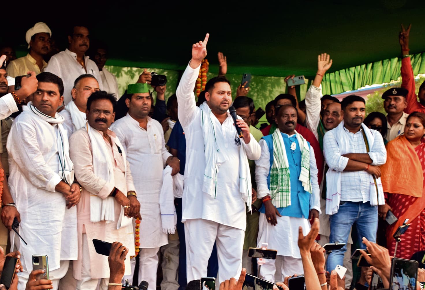 जो कहते थे कहां से देगा नौकरी, उन्हीें के हाथों हमने बटवाये पांच लाख नियुक्ति पत्र : तेजस्वी