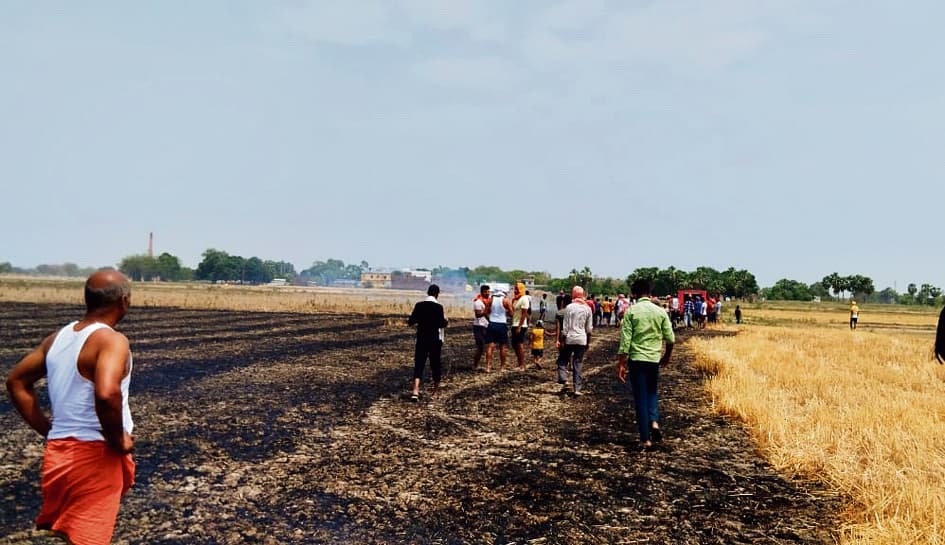 दाउदपुर में दो अलग-अलग जगहों पर हुई अगलगी में सैकड़ों बोझे जलकर राख
