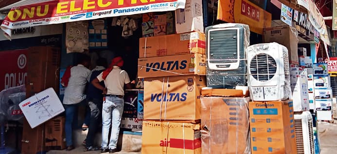 तीन दिनों में डेढ़ करोड़ का बिक गया एसी इंस्टॉलेशन के लिए नहीं मिल रहे मैकेनिक