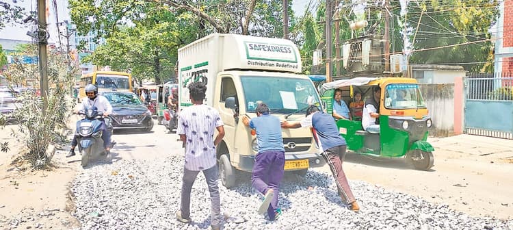 बीच सड़क पर बिखरी गिट्टी, दिनभर लगता रहा जाम