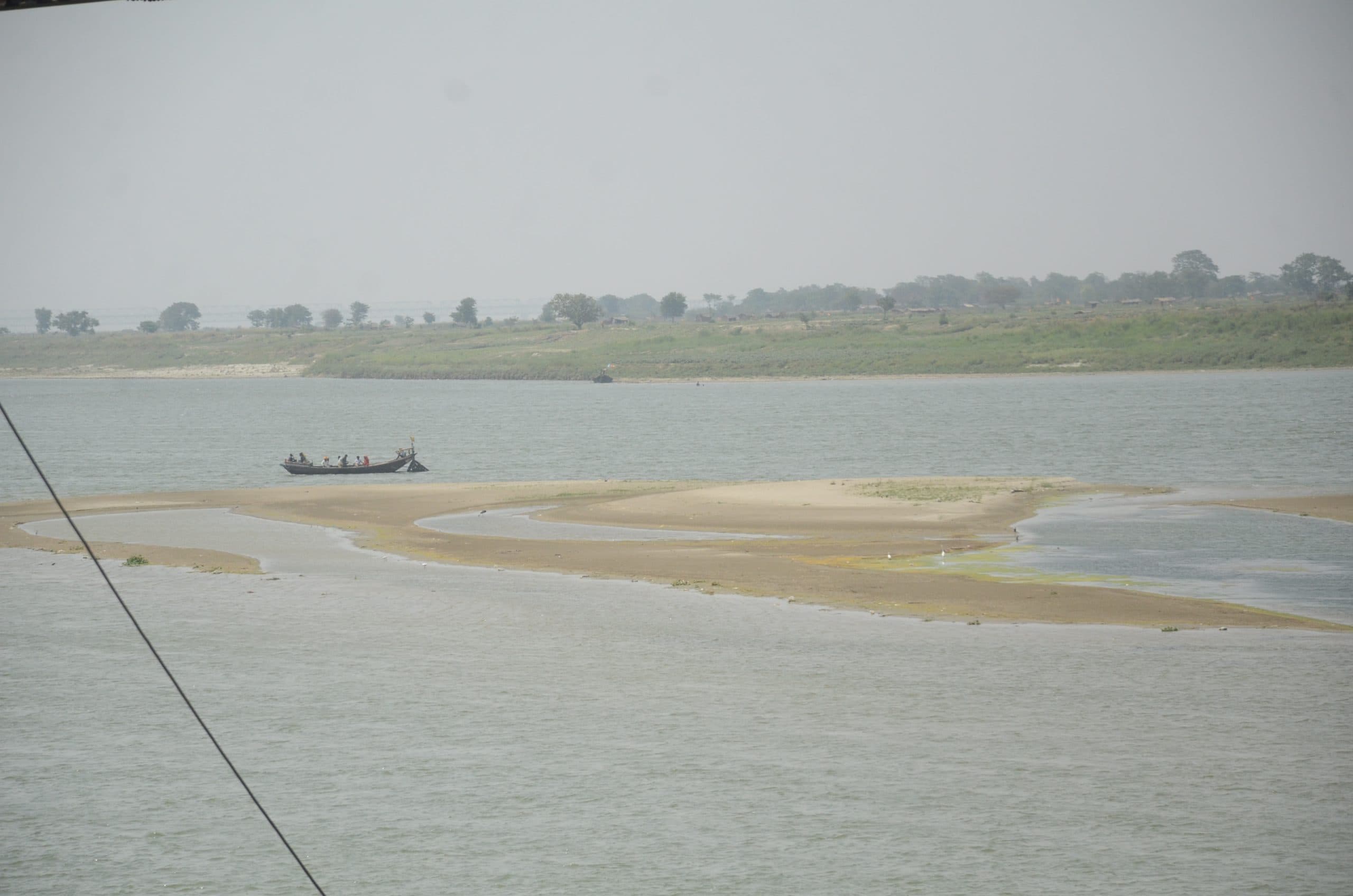 Patna : गंगा नदी में घटते जल स्तर से निकल रहे टापू