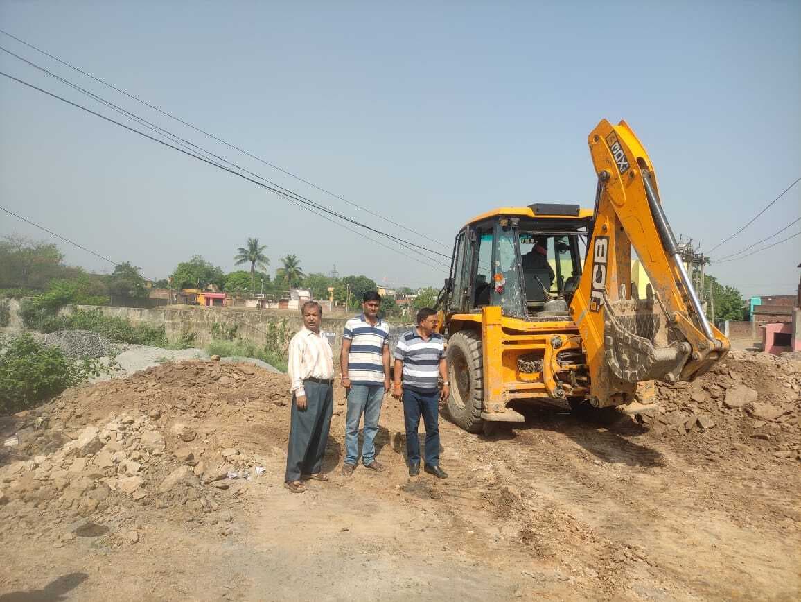 खेल मैदान का समतलीकरण व सौंदर्यीकरण प्रगति पर