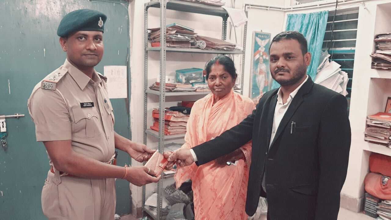 लूटे गये नगद राशि व मोबाइल को पुलिस ने बरामद कर पीड़िता को सौंपा
