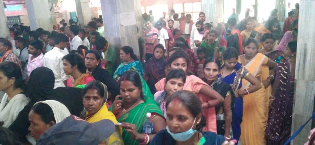 कड़ी धूप में इलाज कराने उमड़े मरीज, पानी के लिए भटके