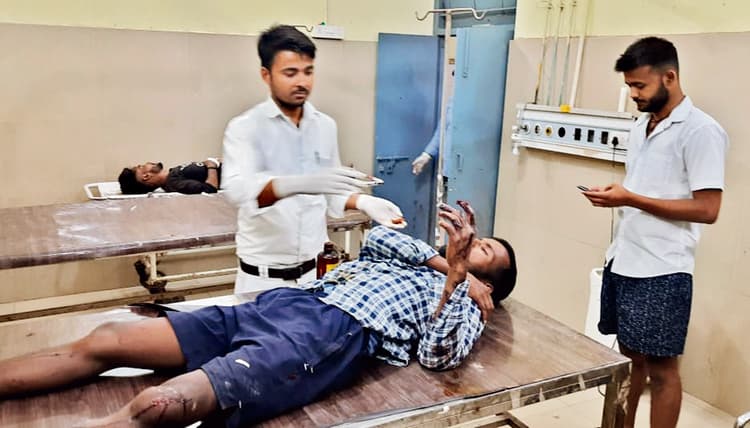 ट्रक की चपेट में आने से बाइक सवार की मौत, दो घायल