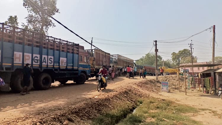 बालू व धूल उड़ने से परेशान लोगों ने जाम की सड़क