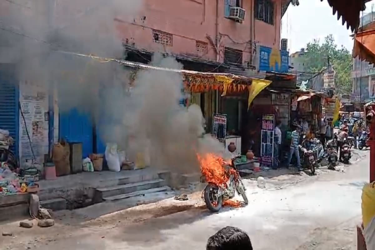 जमशेदपुर में बीच सड़क पर धू-धू कर जलने लगी बाइक, मची अफरा-तफरी