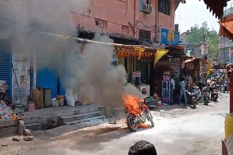 जमशेदपुर में बीच सड़क पर धू-धू कर जलने लगी बाइक, मची अफरा-तफरी