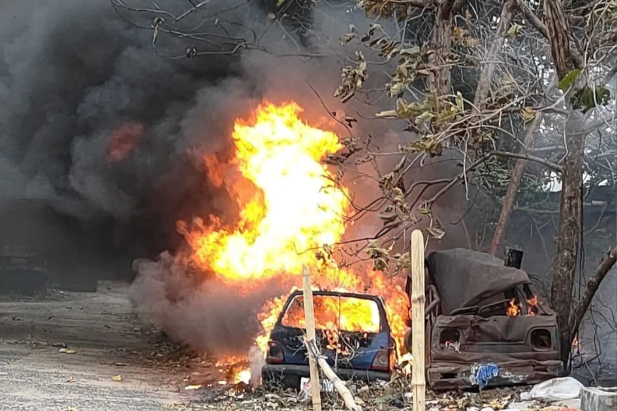 धनबाद कृषि बाजार समिति परिसर में लगी आग, कार समेत 8 वाहन जलकर खाक, फायर ब्रिगेड की टीम ने आग पर पाया काबू, देखें VIDEO