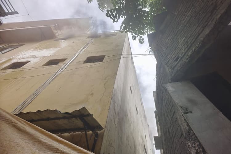 पलामू के मेदिनीनगर की राजधानी बिल्डिंग में लगी आग, काबू पाने में जुटे दमकलकर्मी