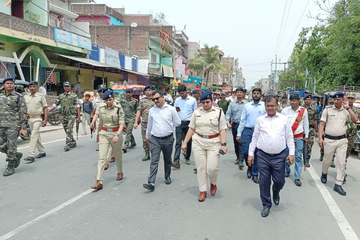 लोकसभा चुनाव 2024: झारखंड-बिहार के अफसरों का पलामू में फ्लैग मार्च, भयमुक्त मतदान का संदेश, बॉर्डर इलाकों पर रहेगी खास नजर