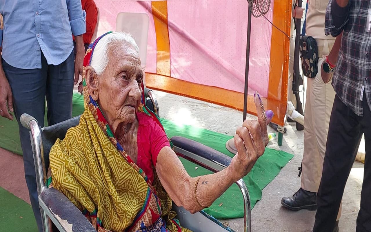 PHOTOS: बिहार में पेशाब की थैली हाथ में लेकर वोट डालने पहुंचे मरीज, इन बुजुर्ग मतदाताओं का देखिए जोश..