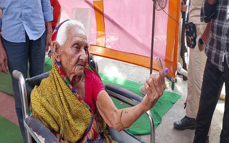 PHOTOS: बिहार में पेशाब की थैली हाथ में लेकर वोट डालने पहुंचे मरीज, इन बुजुर्ग मतदाताओं का देखिए जोश..