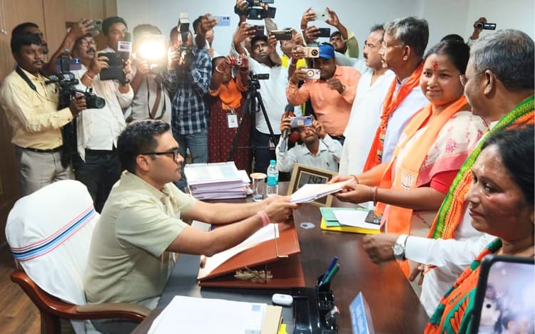 सिंहभूम से भाजपा प्रत्याशी गीता कोड़ा ने किया नामांकन, नॉमिनेशन से पहले निकाली रैली