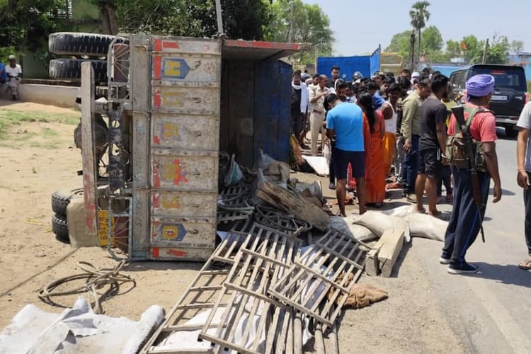 पलामू : सड़क हादसे में मजदूर की मौत, ग्रामीणों ने शव उठाने से पुलिस को रोका