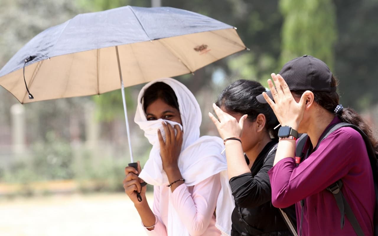 Bihar Weather: बिहार के इन जिलों में अगले 4 दिन पड़ेगी प्रचंड गर्मी, 44 डिग्री के पार गया पारा.. Bihar Weather: बिहार के इन जिलों में अगले 4 दिन पड़ेगी प्रचंड गर्मी, 44 डिग्री के पार गया पारा..