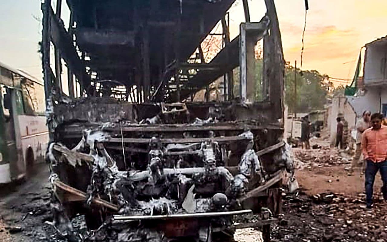 झारखंड के दुमका से अयोध्या भ्रमण के लिए गई 70 श्रद्धालुओं से भरी बस वाराणसी के पास जलकर खाक