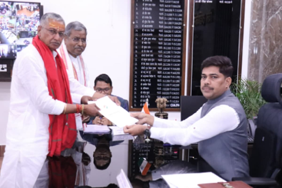 Photos: चतरा से भाजपा प्रत्याशी कालीचरण सिंह ने किया नामांकन, बाबूलाल बोले- पीएम मोदी का लक्ष्य होगा पूरा