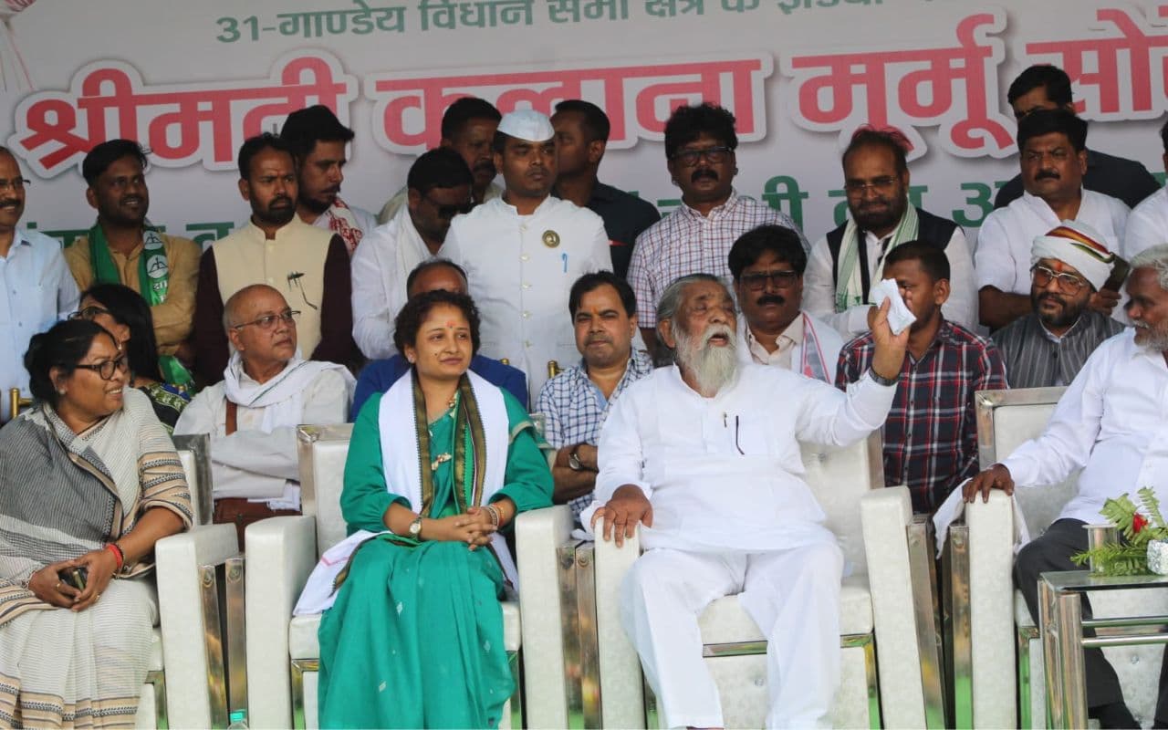 PHOTOS: कल्पना सोरेन के गांडेय से नामांकन दाखिल करते ही गरमाई राजनीति, जनसभा में पहुंचे शिबू सोरेन