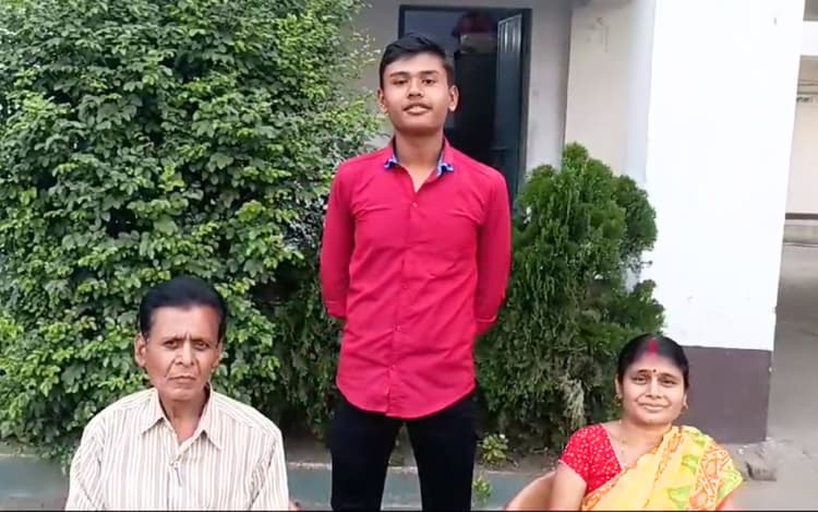 महुदा के किसान का बेटा बनना चाहता है IAS, मैट्रिक में झारखंड का 8वां टॉपर बना है सौरव चटर्जी, बहनों का है खास योगदान