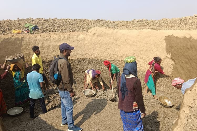 मजदूर दिवस विशेष: लोहरदगा में निबंधित मनरेगा मजदूरों को भी नहीं मिल पा रहा काम, ना ही बेरोजगारी भत्ता, पलायन को हैं मजबूर