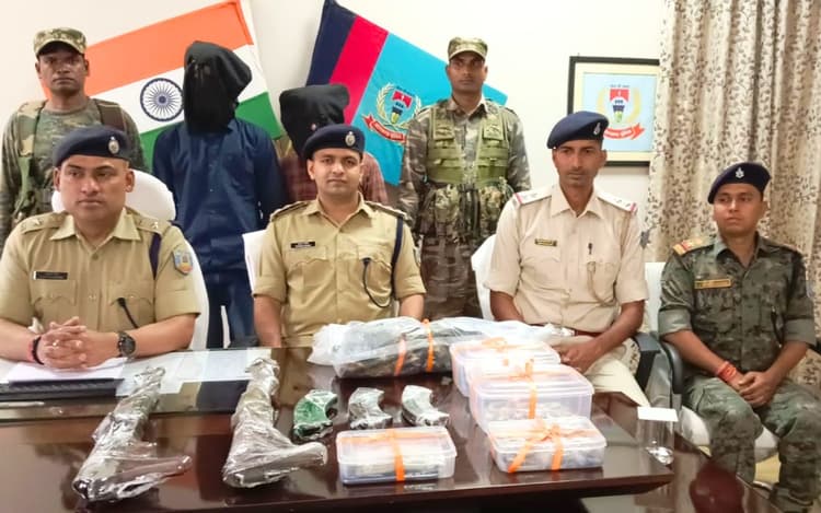 PLFI के एरिया कमांडर सोमा हेम्ब्रम समेत 2 उग्रवादी गिरफ्तार, 2एके-47 राइफल और नकद बरामद