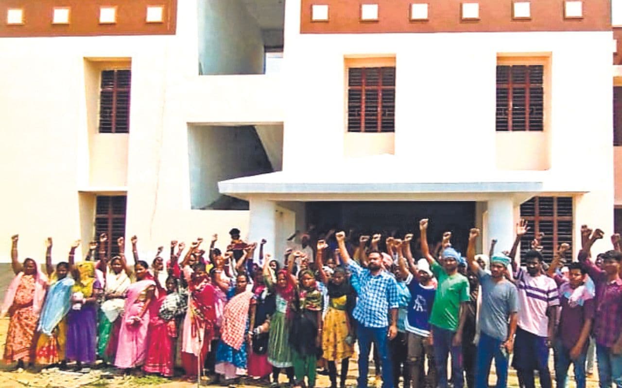 मझगांव एकलव्य मॉडल स्कूल भवन निर्माण श्रमिकों को नहीं मिल रही न्यूनतम मजदूरी, 504 की जगह मिल रहे 300 रुपए