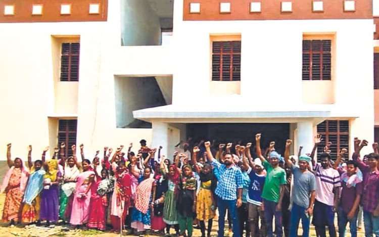 मझगांव एकलव्य मॉडल स्कूल भवन निर्माण श्रमिकों को नहीं मिल रही न्यूनतम मजदूरी, 504 की जगह मिल रहे 300 रुपए