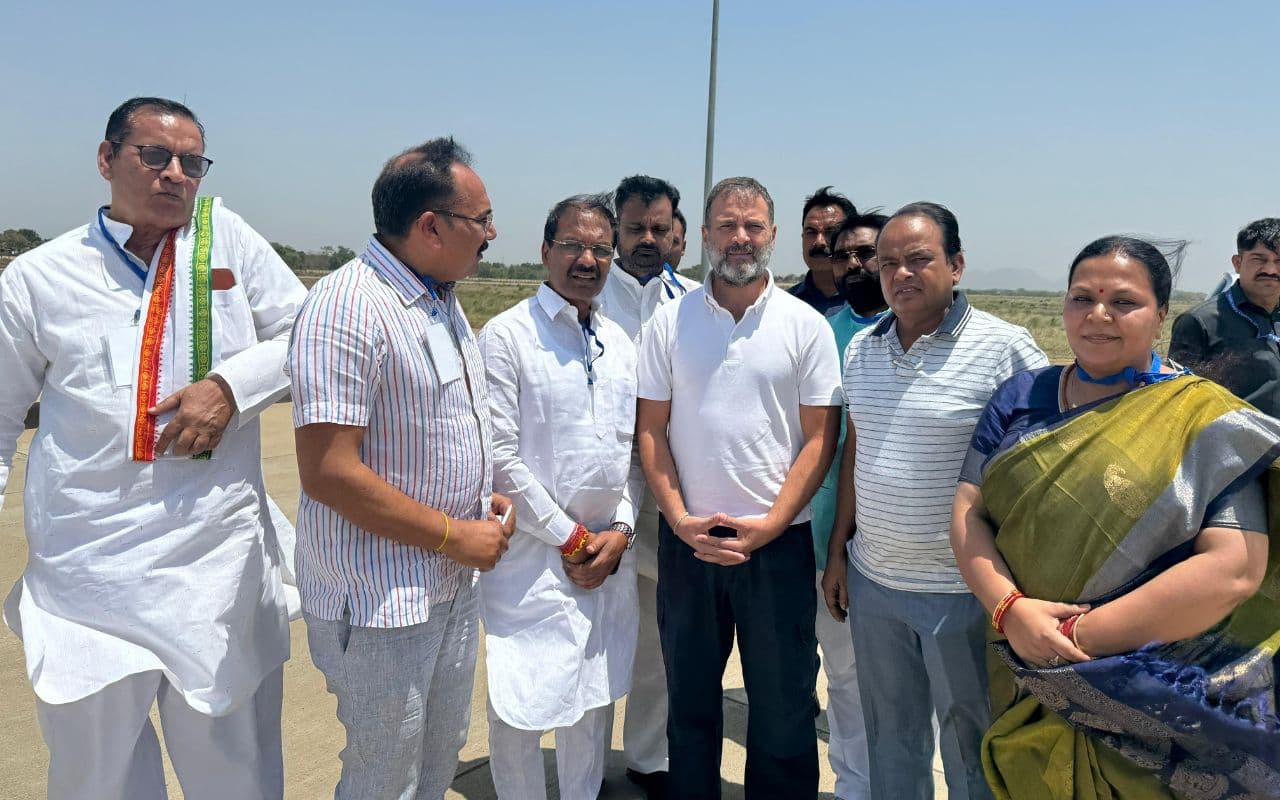 rahul gandhi at deoghar airport before ulgulan nyay maharally rahul gandhi at deoghar airport before ulgulan nyay maharally