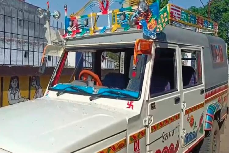 कोडरमा के सड़क हादसे में वाहन से गिरकर युवक की मौत, दूसरा घायल