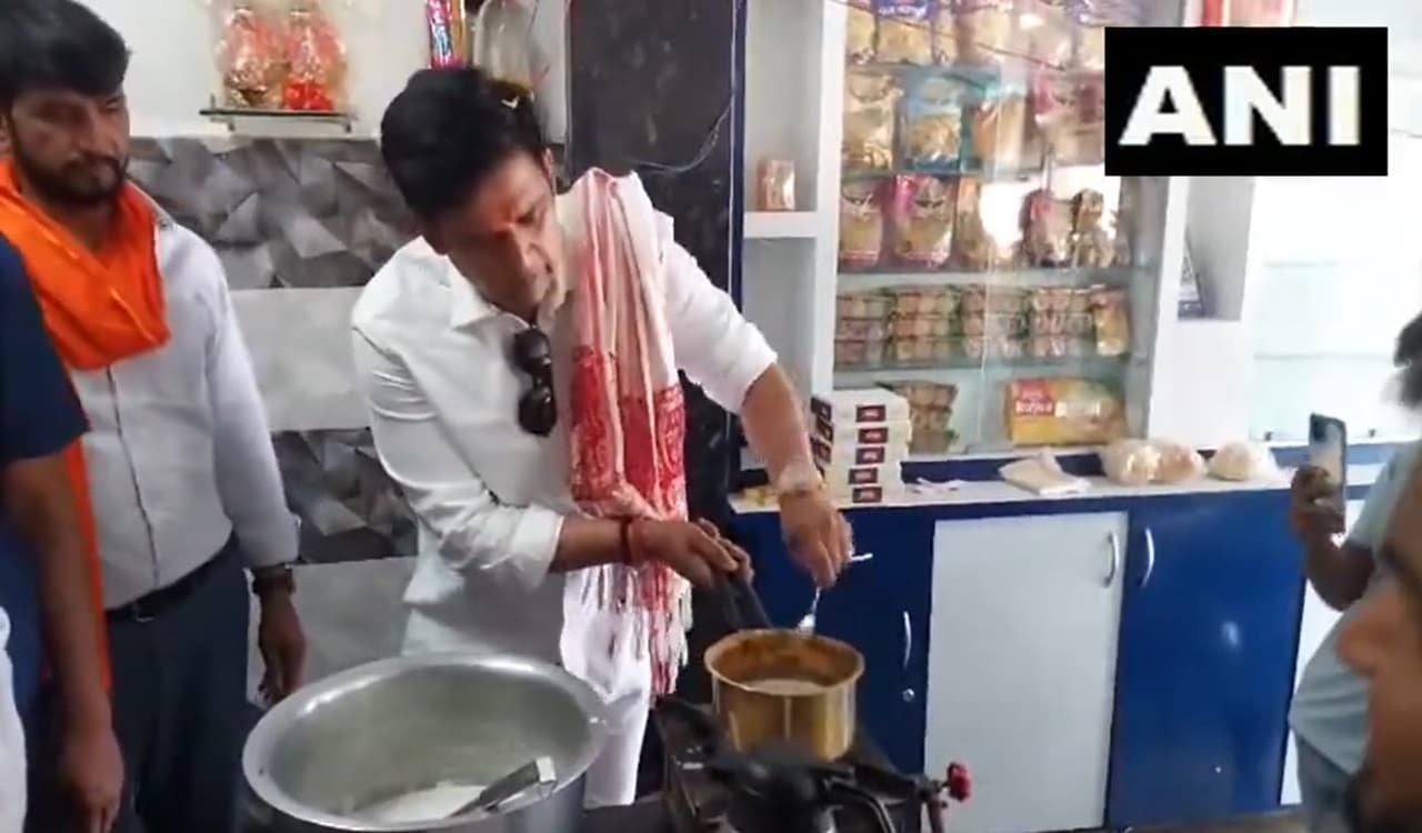 Lok Sabha Election 2024: रवि किशन चुनाव से पहले चाय बनाते आये नजर, लोगों को पसंद आया अंदाज