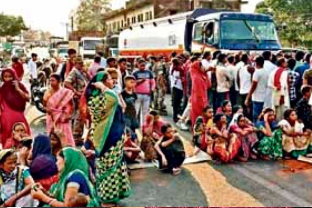 बोकारो में हाइवा से कुचलकर युवक की मौत, विरोध में सड़क जाम, शादी समारोह से घर लौटने के दौरान हुआ सड़क हादसा