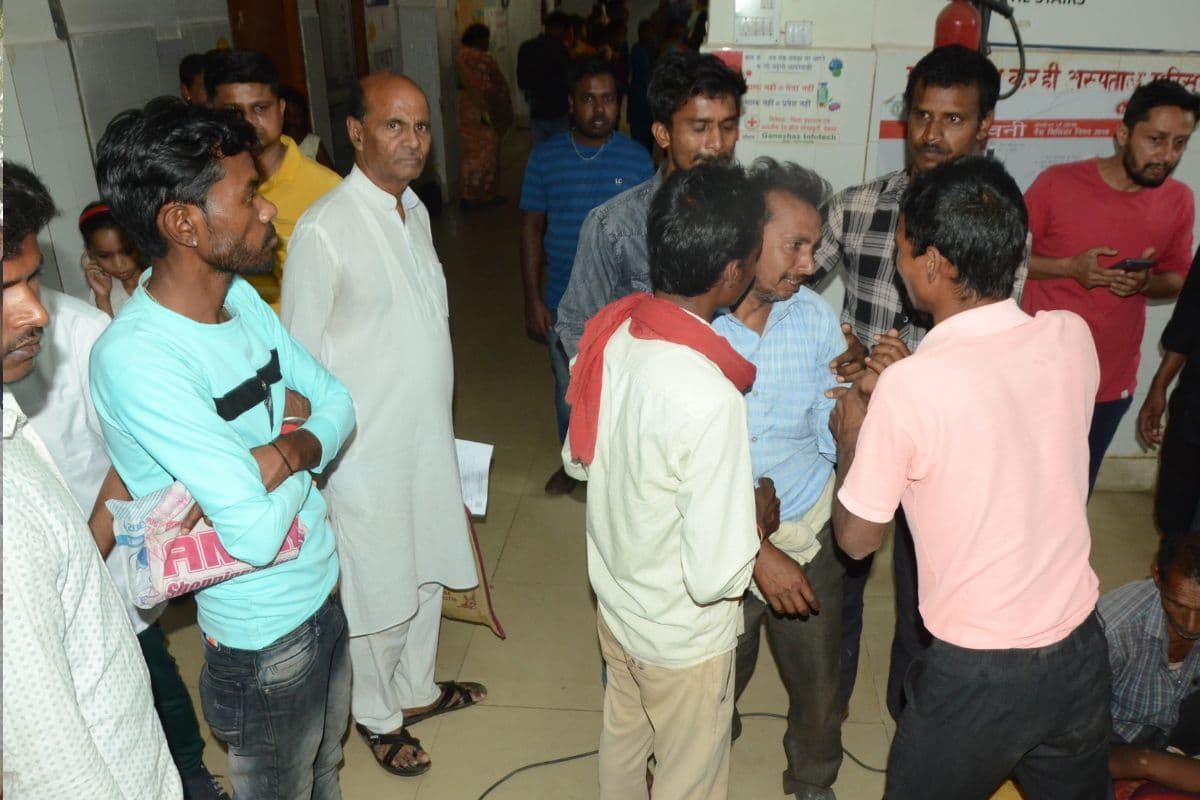 सड़क हादसे के बाद अस्पताल पहुंचे परिजन