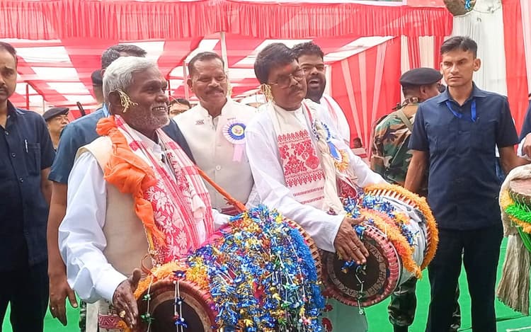 PHOTOS: सरहुल पर आदिवासी हॉस्टल में झारखंड के सीएम चंपाई सोरेन का दिखा अलग अंदाज, आप भी देखें