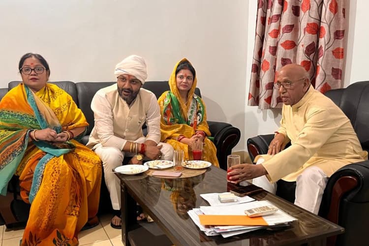 विधायक सरयू राय से मुलाकात करने जमशेदपुर पहुंचीं धनबाद की कांग्रेस प्रत्याशी अनुपमा सिंह, मांगा आशीर्वाद