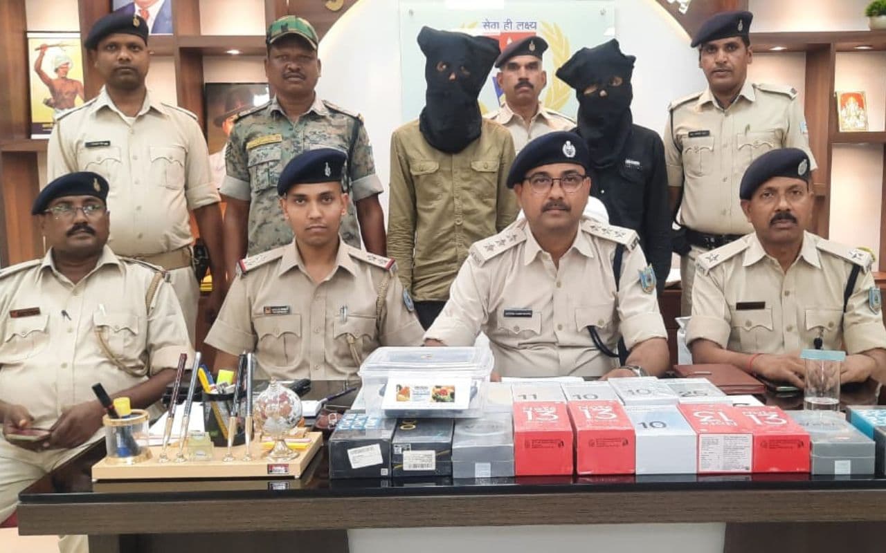 सरायकेला के इलेक्ट्रॉनिक्स दुकान से 40 लाख रुपए के मोबाईल की चोरी मामले में चतरा से 2 गिरफ्तार