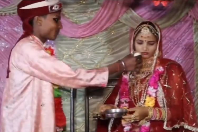 Viral Video: जब दुल्हन को रसगुल्ला खिलाना दूल्हे को पड़ा भारी, लात-थप्पड़ की बारिश, आप भी देखिए ये मजेदार वीडियो