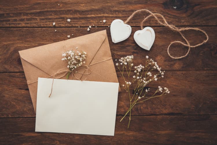 Bizarre News: शादी का कार्ड देख बेहोश हुए लोग, ऐसा क्या था अजूबा? यहां जानें