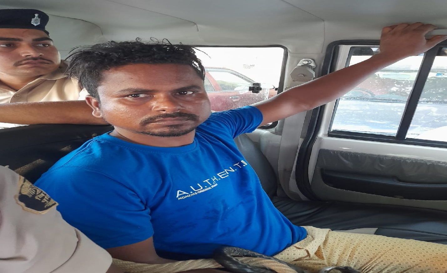 अहमद अंसारी से पुलिस की पूछताछ पूरी, पढ़िए क्यों तलाश रही थी तीन जिलों की पुलिस… अहमद अंसारी से पुलिस की पूछताछ पूरी, पढ़िए क्यों तलाश रही थी तीन जिलों की पुलिस…